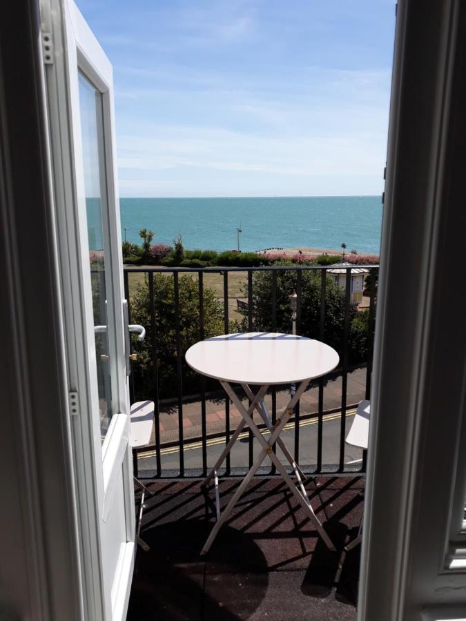 Breakers Bed And Breakfast อีสต์บอร์น ภายนอก รูปภาพ